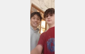 Il prend sa main et il fait un selfie avec Julien Song.